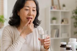 6 sai lầm khi bổ sung vitamin sau tuổi 50