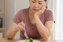 Vì sao người trên 50 tuổi ăn càng ít vẫn khó giảm cân?