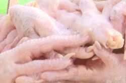 Phạt hơn 40 triệu đồng vì sản xuất gần 1,3 tấn chân gà đông lạnh vi phạm nhiều quy định