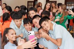 Hoa hậu Thế giới Opal Suchata và thí sinh Miss World 2026 trao quà tại Quảng Ninh