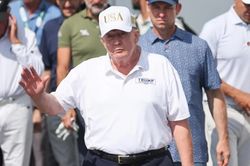 Chiến đấu cơ Mỹ chặn máy bay vi phạm không phận gần câu lạc bộ golf của Tổng thống Trump