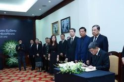 Thủ tướng Lê Minh Hưng viếng Chủ tịch Quốc hội Lào Xaysomphone Phomvihane