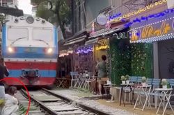 H&agrave; Nội: X&aacute;c minh clip c&ocirc; g&aacute;i ngồi s&aacute;t đường ray, điện thoại bị t&agrave;u hất văng