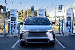 Giá xe thuần điện toàn cầu lần đầu rẻ hơn xe hybrid