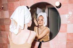 Vì sao nhiều người đặt tủ lạnh ngay trong phòng tắm