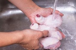Vì sao không rửa thịt gà sống trước khi nấu?