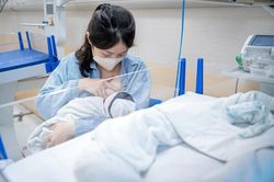 Trời nóng, trẻ dưới 6 tháng có cần uống thêm nước?