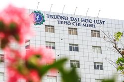 Điểm chuẩn Đại học Luật TP.HCM giảm mạnh, có ngành chỉ lấy 16 điểm
