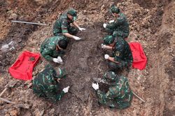 T&igrave;m thấy 256 bộ h&agrave;i cốt, 7 vị tr&iacute; mộ tập thể tại C&ocirc;ng vi&ecirc;n L&ecirc; Thị Ri&ecirc;ng