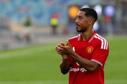PSG phơi b&agrave;y hai tử huyệt của MU