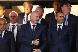 AFC, UEFA và CONCACAF liên minh, gây sức ép buộc Chủ tịch FIFA từ chức