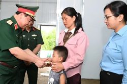 Khẩn trương dựng nhà giúp dân vùng lũ