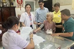 Chăm sóc sức khỏe người yếu thế còn bất cập