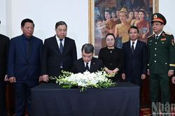 [Ảnh] Thủ tướng Lê Minh Hưng viếng Chủ tịch Quốc hội Lào Saysomphone Phomvihane