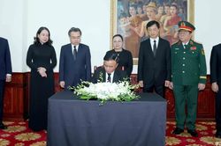 Lãnh đạo Đảng, Nhà nước viếng đồng chí Saysomphone Phomvihane, Ủy viên Bộ Chính trị, Chủ tịch Quốc hội Lào