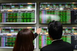 Chứng khoán ngày 10/8: Cổ phiếu năng lượng và ngân hàng dẫn sóng, VN-Index tăng gần 9 điểm