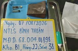 L&acirc;m Đồng ph&aacute;t hiện nhiều bức ảnh khi khai quật mộ liệt sĩ