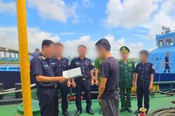 Hải quan ph&aacute;t hiện hơn 70.000 l&iacute;t dầu FO nghi nhập lậu tr&ecirc;n v&ugrave;ng biển Hải Ph&ograve;ng