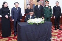 Thường trực Ban Bí thư Trần Cẩm Tú viếng Chủ tịch Quốc hội Lào Xaysomphone Phomvihane