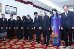 Phó chủ tịch Thường trực Quốc hội Đỗ Văn Chiến viếng Chủ tịch Quốc hội Lào Xaysomphone Phomvihane