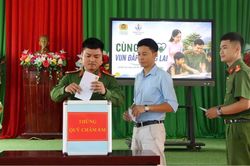 Bạn đồng hành áo xanh tiếp sức học sinh vùng cao đến trường