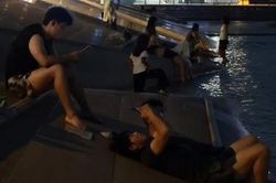 Người trẻ Hàn đối mặt với 15 'đêm nhiệt đới'