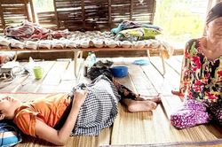 Người mẹ mù không còn điều kiện chữa bệnh cho con