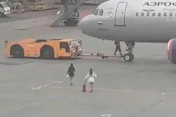 Hai cô gái xông vào đường băng sân bay Moscow cố lên máy bay bị lỡ chuyến