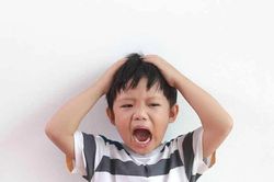 Cha mẹ phớt lờ hay dỗ dành khi trẻ mất kiểm soát cảm xúc?