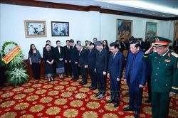 Thủ tướng Lê Minh Hưng viếng Chủ tịch Quốc hội Lào Xaysomphone Phomvihane