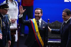 Ảnh ấn tượng: Tân Tổng thống Colombia nhận 'quà quý' từ Mỹ, tam giác Trung Đông dựng 'lá chắn' an ninh, châu Âu chao đảo vì di cư và cháy rừng