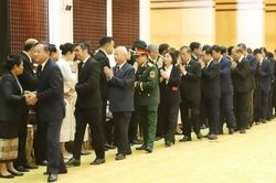 Đại sứ qu&aacute;n Việt Nam v&agrave; cộng đồng người Việt Nam tại L&agrave;o viếng đồng ch&iacute; Xaysomphone Phomvihane