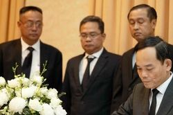 L&atilde;nh đạo TP. Hồ Ch&iacute; Minh viếng Chủ tịch Quốc hội L&agrave;o Xaysomphone Phomvihane