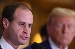 Ch&iacute;nh quyền Tổng thống Trump thay 'c&aacute;nh tay ph&aacute;p l&yacute;' giữa l&uacute;c Nh&agrave; Trắng n&oacute;ng cuộc đua bầu cử giữa nhiệm kỳ