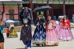 Khách quốc tế vẫn đam mê hanbok Hàn Quốc bất chấp cái nóng như đổ lửa