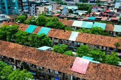 Khu tập thể cũ xuống cấp, người dân nép sát tường vẫn sợ vữa rơi