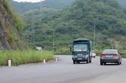 Đề xuất cấm mượn làn đường ngược chiều để vượt xe trên Quốc lộ 6