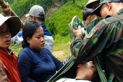 Người đ&agrave;n &ocirc;ng nằm thoi th&oacute;p giữa rừng tr&agrave;m sau 4 ng&agrave;y mất li&ecirc;n lạc