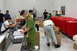 Cảnh s&aacute;t c&ocirc;ng bố h&igrave;nh ảnh sản phẩm xương khớp bị thổi gi&aacute; gấp 8 lần, 21 người bị khởi tố