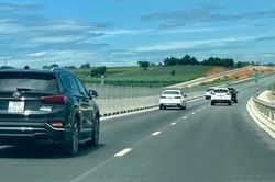 Tranh cãi chuyện nhường đường cho xe khác vượt ở làn trái trên cao tốc
