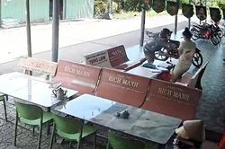 Clip cô gái chống trả tên cướp giật dây chuyền trong tiệm tạp hóa