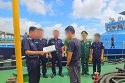 Ph&aacute;t hiện hơn 70 tấn dầu FO v&agrave; 41 th&ugrave;ng sơn nghi nhập lậu tr&ecirc;n v&ugrave;ng biển Hải Ph&ograve;ng