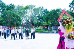 Đoàn đại biểu dự kỷ niệm 50 năm Ngày thiết lập quan hệ ngoại giao Việt Nam - Thái Lan dâng hương tại Kim Liên