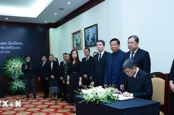 Thủ tướng Lê Minh Hưng viếng Chủ tịch Quốc hội Lào Xaysomphone Phomvihane