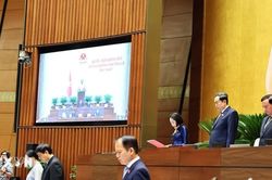 Đại biểu Quốc hội dành một phút mặc niệm cố Chủ tịch Quốc hội Lào
