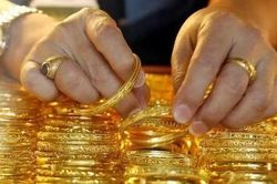 Giá vàng trong nước đi xuống, giao dịch quanh mức 143,5 triệu đồng