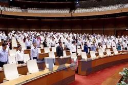 Quốc hội dành một phút mặc niệm Chủ tịch Quốc hội Lào Saysomphone Phomvihane