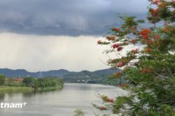 Một buổi chiều ở Huế: Dạo quanh chùa Thiên Mụ và chèo SUP ngắm hoàng hôn trên sông Hương