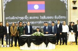Các hội, đoàn người Việt Nam tại Lào viếng đồng chí Xaysomphone Phomvihane