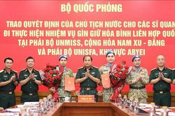 Trao Quyết định cho 2 sĩ quan thực hiện nhiệm vụ gìn giữ hòa bình Liên hợp quốc